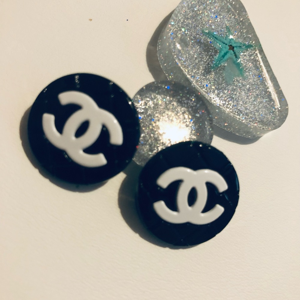 🎊🌺Antique Vintage Black and White Chanel buttons set of two 22MM - Picture 4 of 7